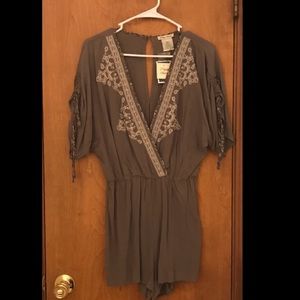 Open back with neck closure, army green romper